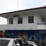 Fachada do prédio da Sefaz em Manaus, com letreiro e pintura de grafite.