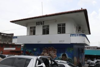 Fachada do prédio da Sefaz em Manaus, com letreiro e pintura de grafite.