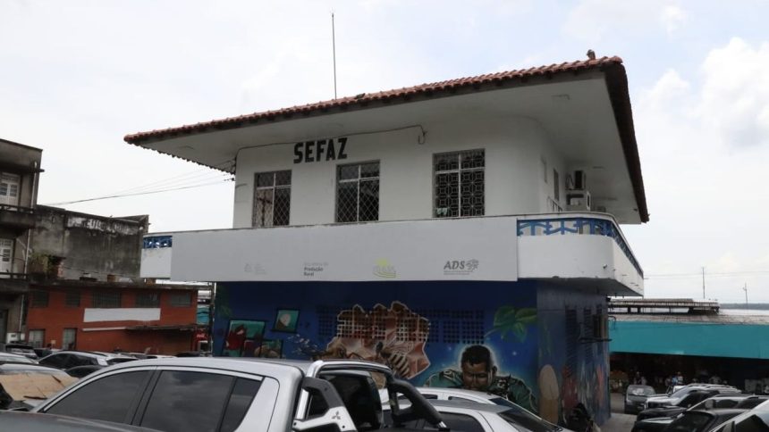 Fachada do prédio da Sefaz em Manaus, com letreiro e pintura de grafite.