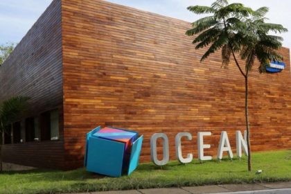 Fachada do Samsung Ocean com design moderno em madeira, com logo da Samsung e escultura.