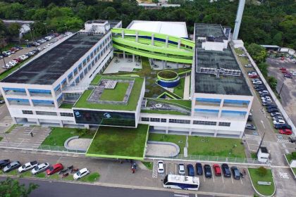 Fachada moderna da Faculdade Matias Machline com área verde e estacionamento.