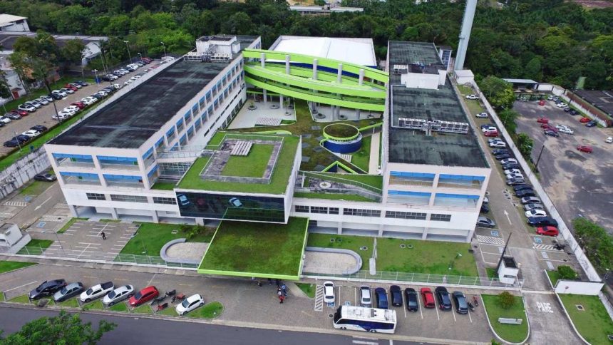 Fachada moderna da Faculdade Matias Machline com área verde e estacionamento.