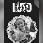 Foto em preto e branco de menina sorrindo com a palavra Luto no topo, em homenagem.