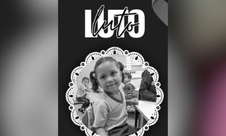 Foto em preto e branco de menina sorrindo com a palavra Luto no topo, em homenagem.