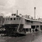 Foto em preto e branco do vapor Curitiba navegando no rio.