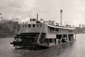 Foto em preto e branco do vapor Curitiba navegando no rio.