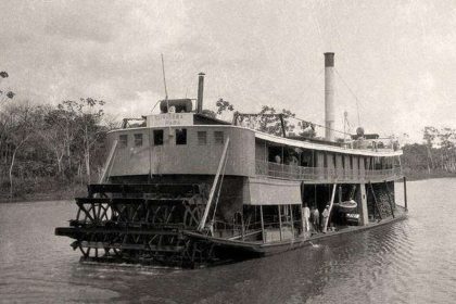 Foto em preto e branco do vapor Curitiba navegando no rio.