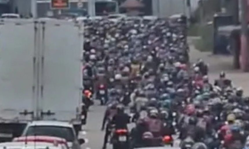 Grande concentração de motocicletas em motociata em Manaus.