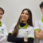 Grupo de estudantes sorrindo, vestindo uniformes da Itemm.
