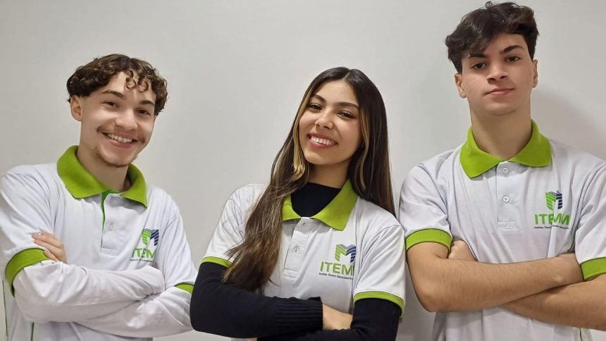 Grupo de estudantes sorrindo, vestindo uniformes da Itemm.