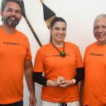 Grupo posa sorrindo, vestindo camisetas laranja com logo da Tropos Amazônia.