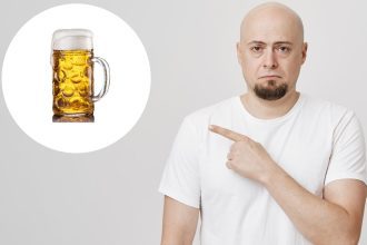 Homem careca aponta para um copo de cerveja em um círculo branco.