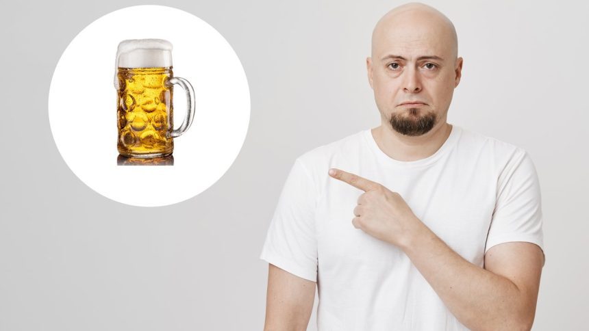 Homem careca aponta para um copo de cerveja em um círculo branco.