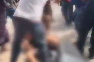 Homem é agredido após tentativa de filmar criança em supermercado em Manaus.