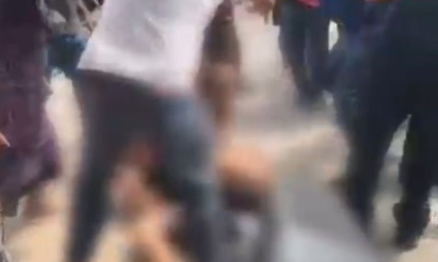 Homem é agredido após tentativa de filmar criança em supermercado em Manaus.