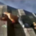 Homem ferido e ensanguentado no chão em Manaus.