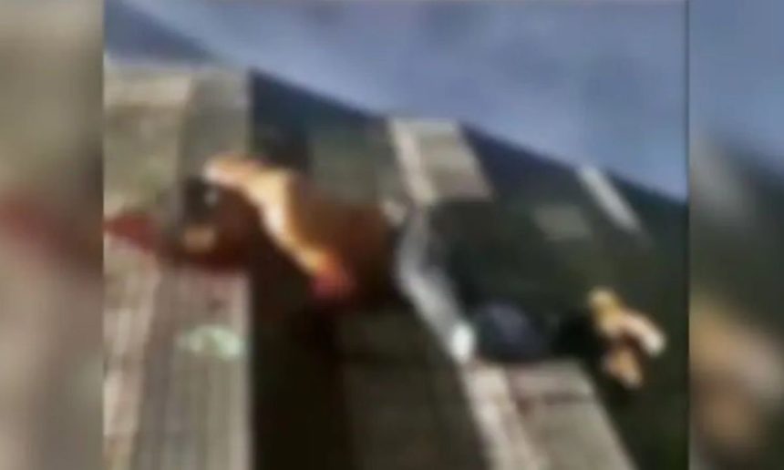 Homem ferido e ensanguentado no chão em Manaus.