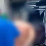 Homem sendo preso perto de um carro, possivelmente após agressão.