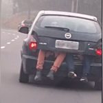 Homens sendo transportados no porta-malas de um carro em Manaus