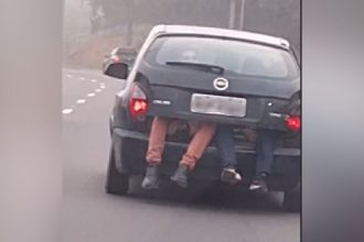 Homens sendo transportados no porta-malas de um carro em Manaus