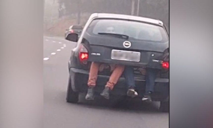 Homens sendo transportados no porta-malas de um carro em Manaus