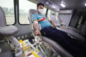 "Vampirão" chega a zona leste e recebe doação de sangue