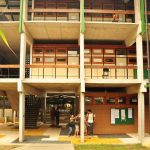 Fachada de prédio da UFAM com estudantes. Última semana para inscrição na pós-graduação.