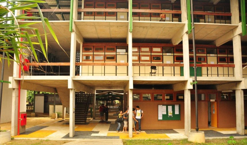 Fachada de prédio da UFAM com estudantes. Última semana para inscrição na pós-graduação.