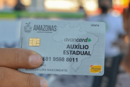 População de Itacoatiara recebe mais 1 mil cartões do Auxílio Estadual