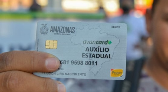 População de Itacoatiara recebe mais 1 mil cartões do Auxílio Estadual