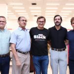 Inauguração da nova loja TVLAR no Shopping Manaus ViaNorte, com grupo de pessoas posando para foto.