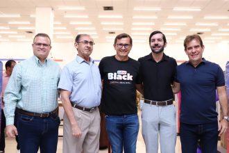 Inauguração da nova loja TVLAR no Shopping Manaus ViaNorte, com grupo de pessoas posando para foto.