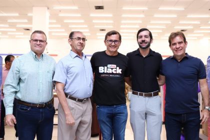 Inauguração da nova loja TVLAR no Shopping Manaus ViaNorte, com grupo de pessoas posando para foto.