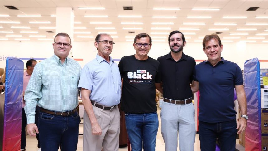 Inauguração da nova loja TVLAR no Shopping Manaus ViaNorte, com grupo de pessoas posando para foto.