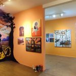 Interior de galeria de arte com pinturas e murais coloridos