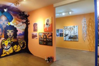 Interior de galeria de arte com pinturas e murais coloridos