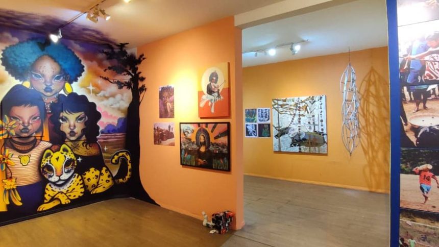 Interior de galeria de arte com pinturas e murais coloridos