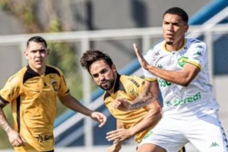 Jogadores de futebol em ação durante uma partida.