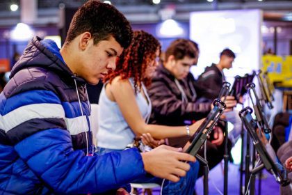 Jovens participam da Maratona de Vagas do Ciee, concentrados em dispositivos eletrônicos.
