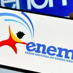 Logo do Enem na tela de um celular, com um candidato estilizado e a inscrição 'Exame Nacional do Ensino Médio'.