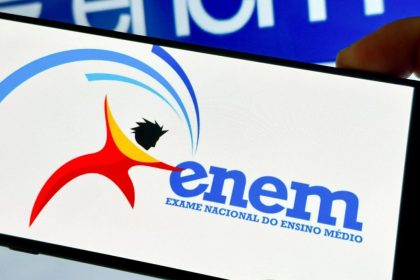 Logo do Enem na tela de um celular, com um candidato estilizado e a inscrição 'Exame Nacional do Ensino Médio'.
