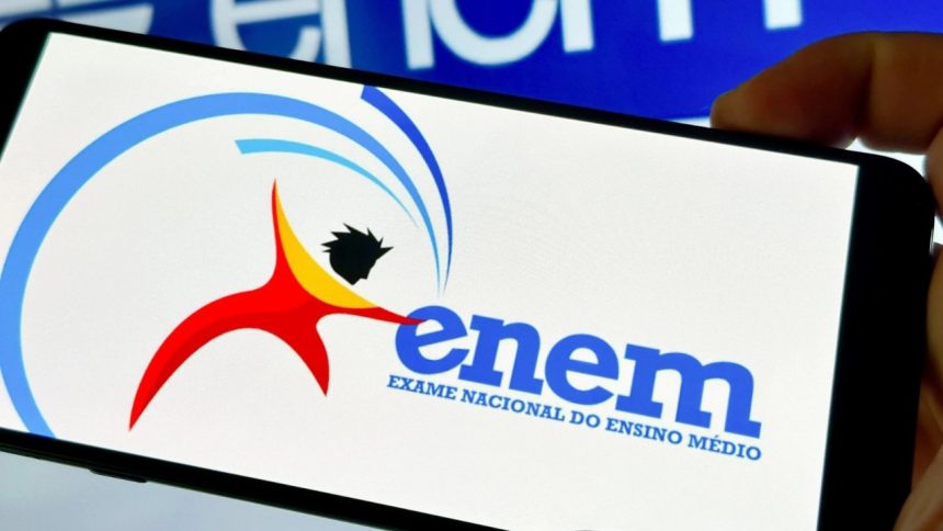 Logo do Enem na tela de um celular, com um candidato estilizado e a inscrição 'Exame Nacional do Ensino Médio'.