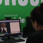 Mulher participa de teleconsulta com profissionais de saúde, recebendo novas estruturas da Telessaúde no Amazonas.