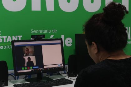Mulher participa de teleconsulta com profissionais de saúde, recebendo novas estruturas da Telessaúde no Amazonas.