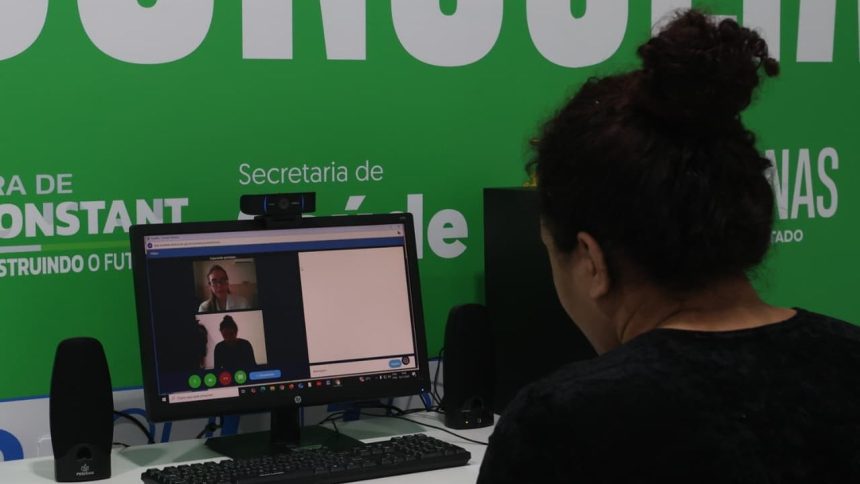 Mulher participa de teleconsulta com profissionais de saúde, recebendo novas estruturas da Telessaúde no Amazonas.