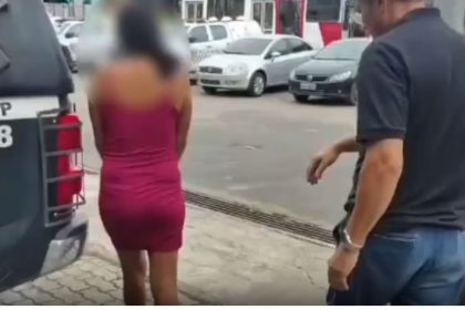 Mulher presa em Manaus após usar documento falso para golpe.