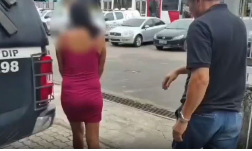Mulher presa em Manaus após usar documento falso para golpe.