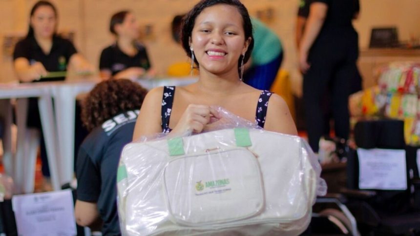 Mulher sorrindo segura Kit Bebê Amazonas, iniciativa para gestantes em vulnerabilidade.