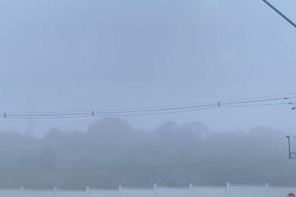 Neblina densa em Manaus, dificultando a visibilidade e o tráfego.