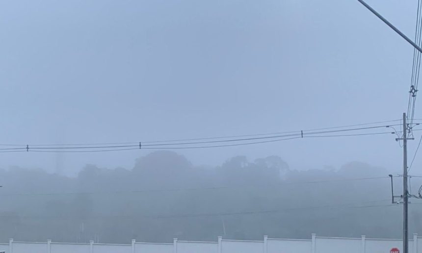 Neblina densa em Manaus, dificultando a visibilidade e o tráfego.